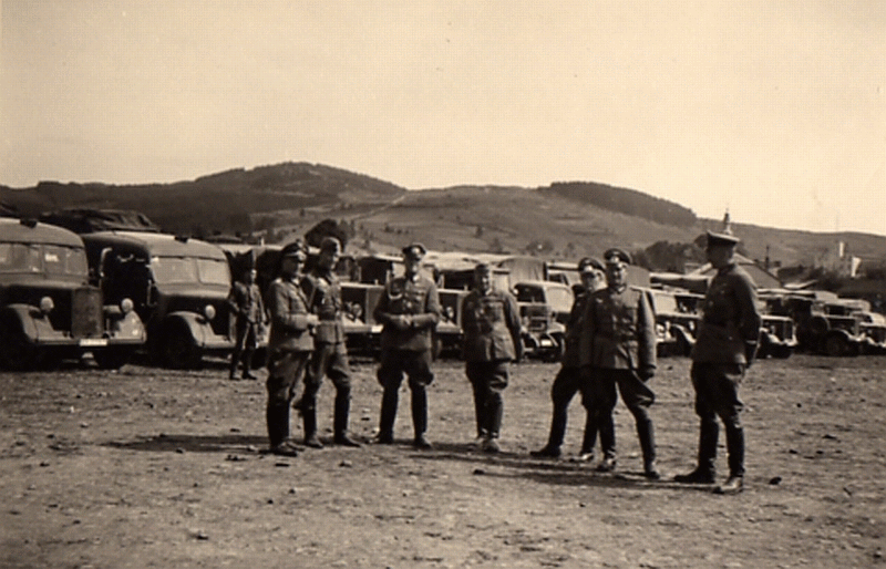 Wehrmachtfahrzeuge bei Cadca 1939.